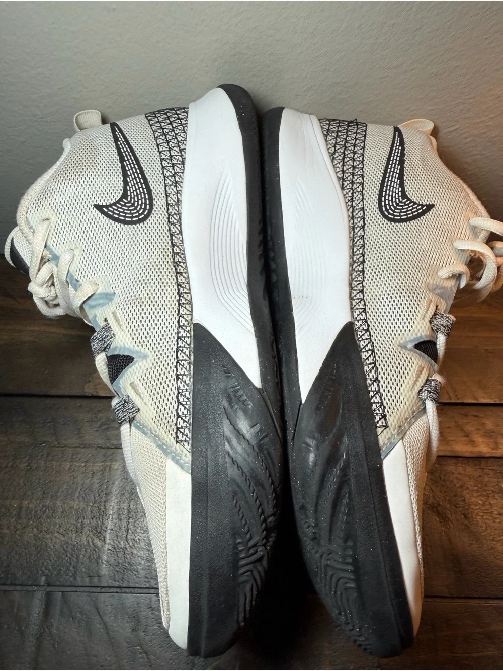 Kids Nike Kyrie Flytrap 6 GS 'White Black'.
